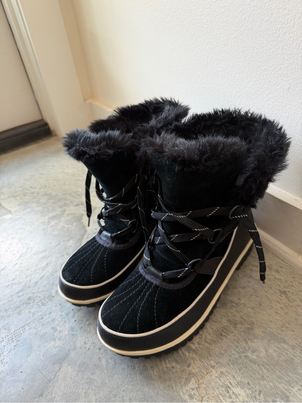 Sorrel Women's Black Faux-Fur Winter Boots - Cozy Lace-Up Snow Boot